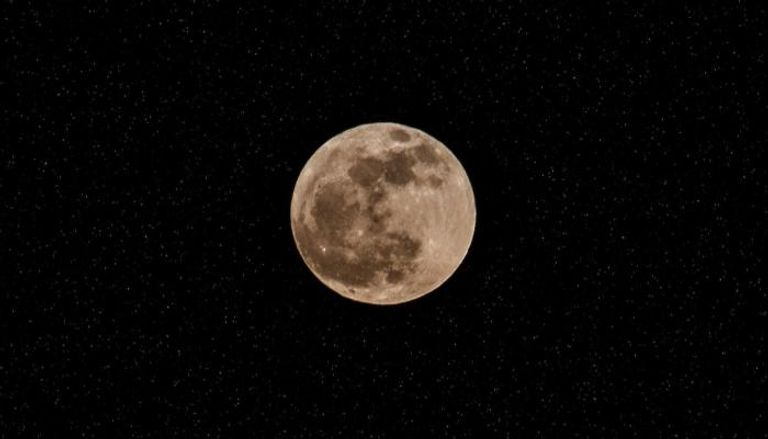 صورة للقمر التقطت في إحدى ليالي نصف شعبان - أرشيفية