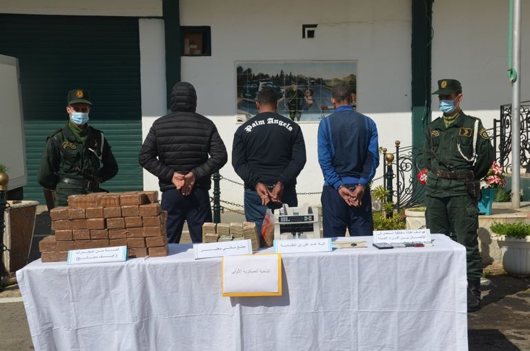 الجيش الجزائري يضبط كميات كبيرة من المخدرات