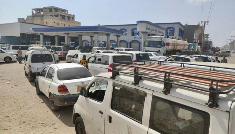 مركبات أمام محطة للوقود في عدن - أرشيفية