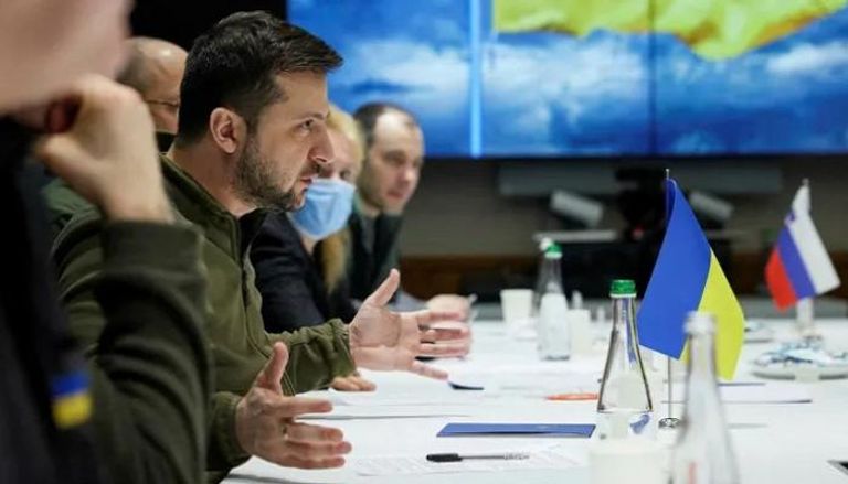 الرئيس الأوكراني فولوديمير زيلينسكي خلال اجتماع في كييف