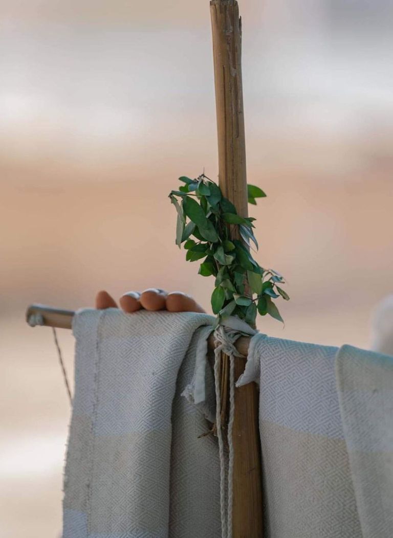 رجل دين صابئي يمارس طقوس الاحتفاء بـ"عيد الخليقة"