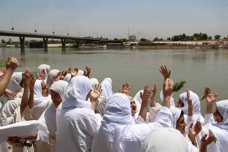 رجل دين صابئي يمارس طقوس الاحتفاء بـ"عيد الخليقة"