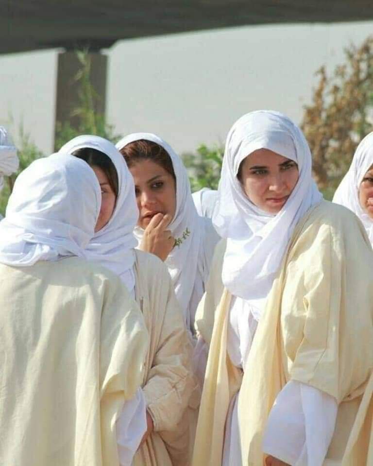 رجل دين صابئي يمارس طقوس الاحتفاء بـ"عيد الخليقة"