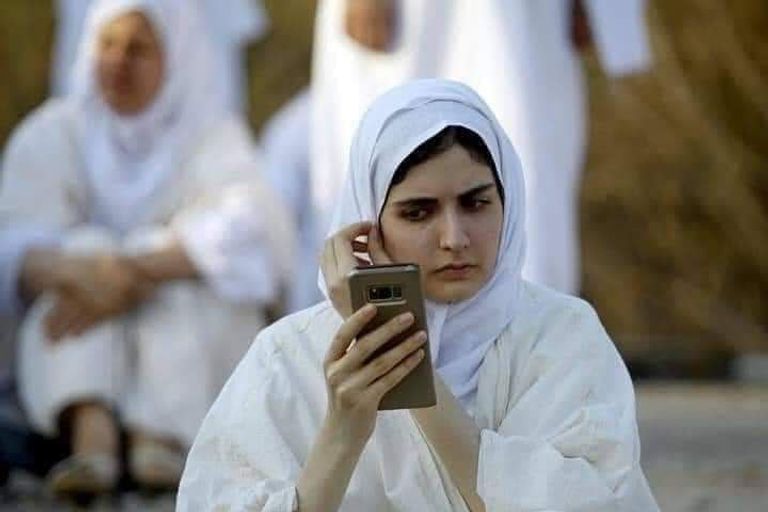 رجل دين صابئي يمارس طقوس الاحتفاء بـ"عيد الخليقة"