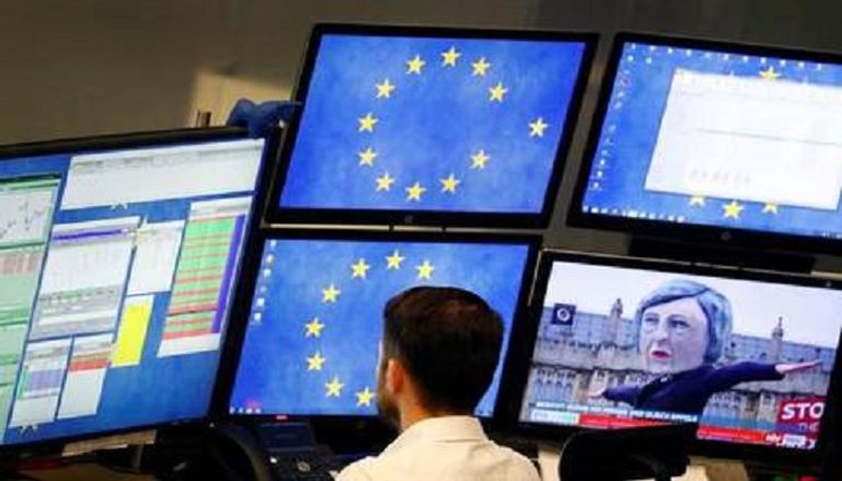 شاشات تداول الأسهم الأوروبية أسواق الذهب والأسهم تنتعش بعد قرار "باول"