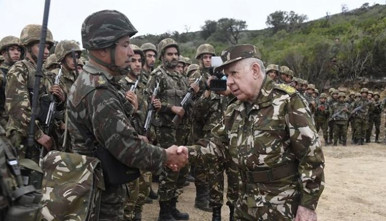 قائد الجيش الجزائري مع الفرقة العسكرية التي قضت على المجموعة الإرهابية