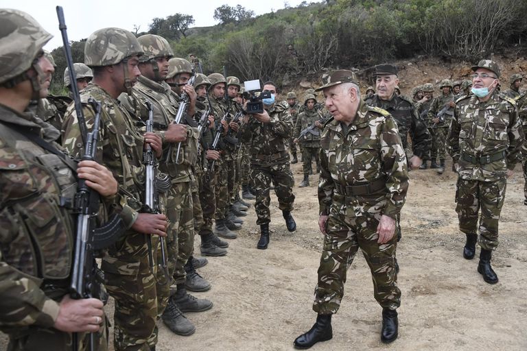 The commander of the Algerian army with the military platoon that eliminated the terrorist group