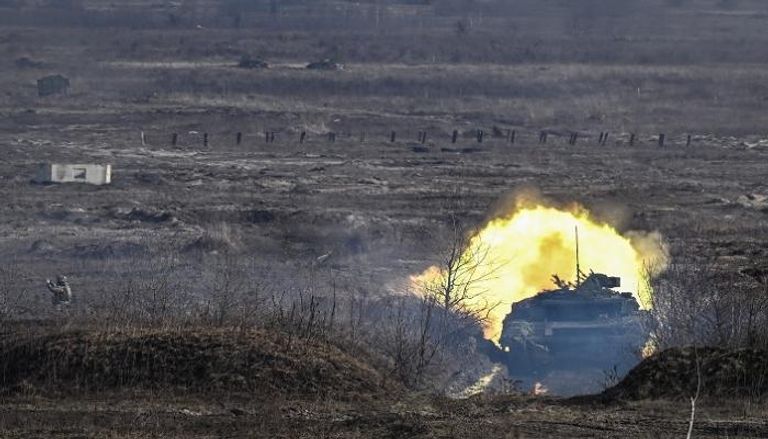 دبابة أوكرانية تطلق قذيفة في الحرب