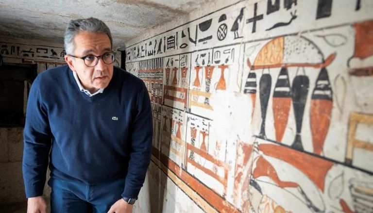 وزير السياحة والآثار المصري يتفقد إحدى المقابر المكتشفة حديثا