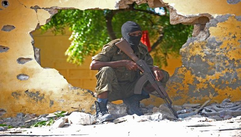 جندي صومالي قرب موقع تفجير انتحاري لـ"الشباب" في مقديشو
