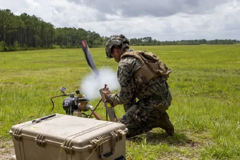 جندي أمريكي وصاروخ ستينجر - الجارديان