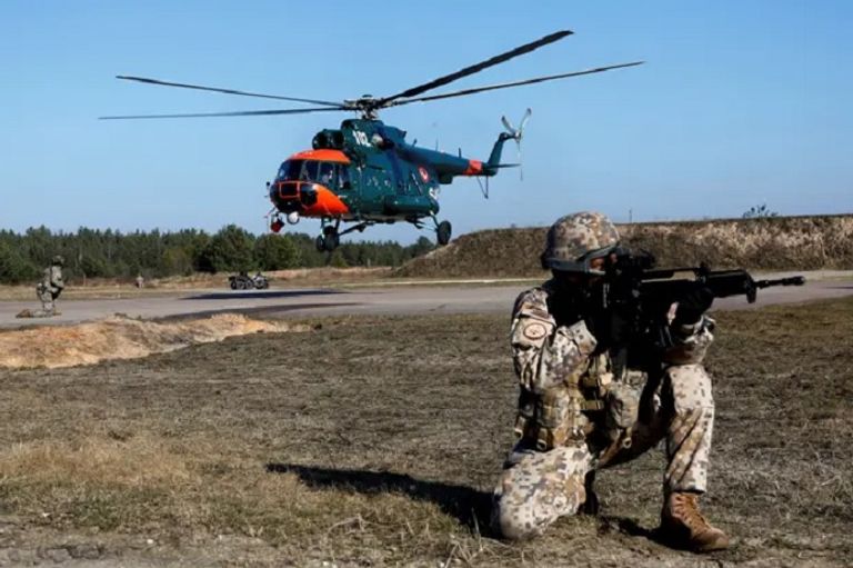 جندي أمريكي وصاروخ ستينجر - الجارديان
