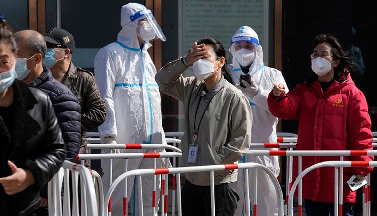 أشخاص يخضعون لفحص كورونا بالصين- أرشيفية