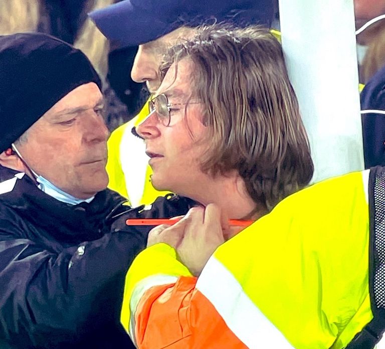 مشجع مباراة إيفرتون ونيوكاسل