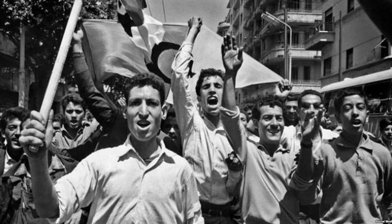 احتفالات جزائريين بقرار وقف إطلاق النار مع فرنسا - أرشيفية