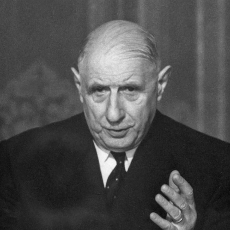 الرئيس الفرنسي الأسبق شارل ديجول - أرشيفية احتفالات جزائريين بقرار وقف إطلاق النار مع فرنسا - أرشيفية