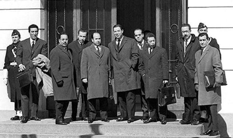 الوفد الجزائري في مفاوضات إيفيان - أرشيفية احتفالات جزائريين بقرار وقف إطلاق النار مع فرنسا - أرشيفية