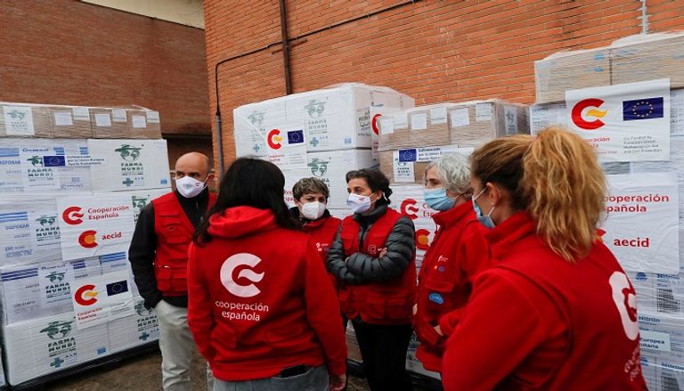 رئيس وزراء بريطانيا الأسبق خلال قيادته شاحنة المساعدات