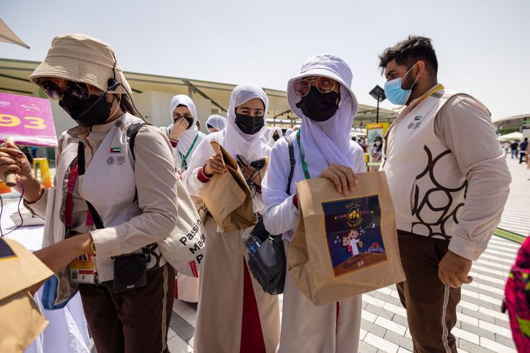 توزيع الحقائب على الأطفال