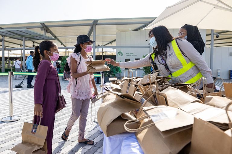 توزيع الحقائب على الأطفال