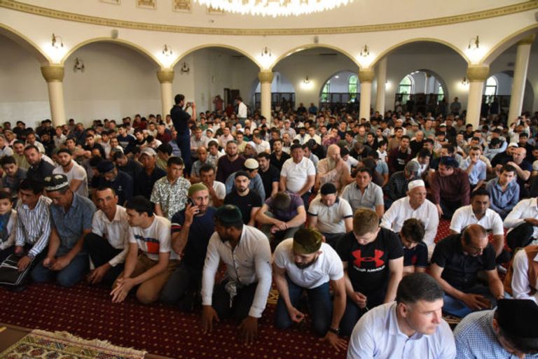 مسلمون في أحد المساجد شرق أوكرانيا قبل الحرب