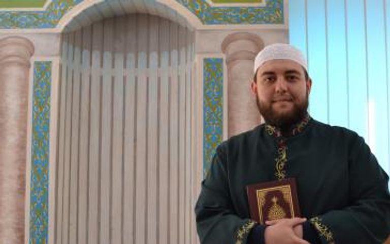 مسلمون في أحد المساجد شرق أوكرانيا قبل الحرب