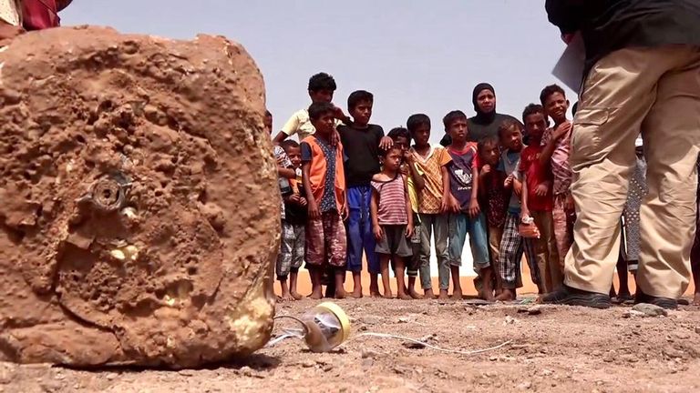 قرى سـكنية في شباك ألغام الحوثي غربي اليمن طفلان ناجيان من انفجار لغم للحوثيين في الحديدة