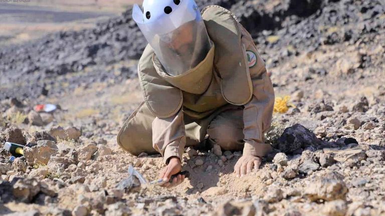 قرى سـكنية في شباك ألغام الحوثي غربي اليمن طفلان ناجيان من انفجار لغم للحوثيين في الحديدة