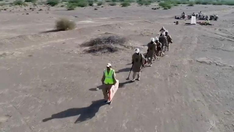 قرى سـكنية في شباك ألغام الحوثي غربي اليمن طفلان ناجيان من انفجار لغم للحوثيين في الحديدة