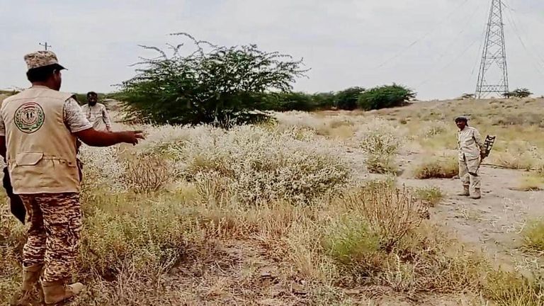 قرى سـكنية في شباك ألغام الحوثي غربي اليمن طفلان ناجيان من انفجار لغم للحوثيين في الحديدة