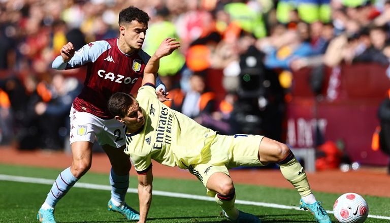 من مباراة أستون فيلا ضد أرسنال في الدوري الإنجليزي احتفال بوكايو ساكا لاعب أرسنال أمام أستون فيلا