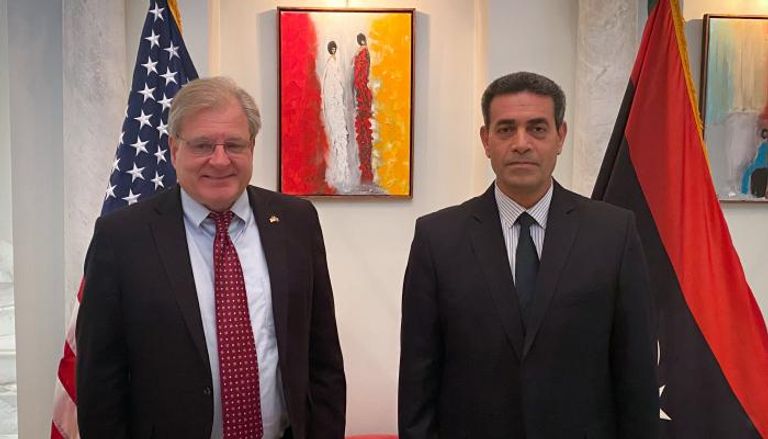 جانب من لقاء السفير الأمريكي نورلاند رئيس مفوضية الانتخابات السايح.