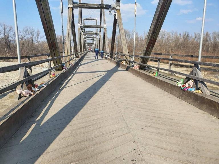 شرطية من حرس الحدود الروماني تحمل الألعاب للأطفال اللاجئين