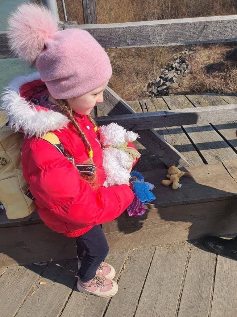 شرطية من حرس الحدود الروماني تحمل الألعاب للأطفال اللاجئين