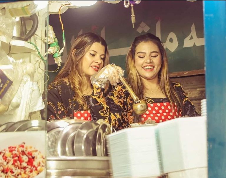 المعلمتان لبنى ولمياء