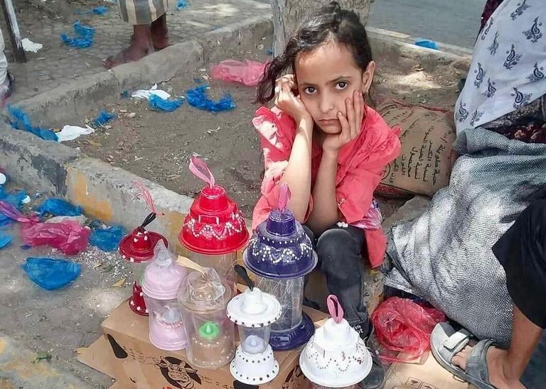 طفلة تبتاع زينة استقبال رمضان في أحد شوارع صنعاء