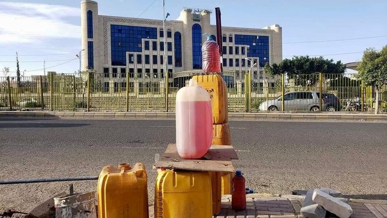 Petroleum derivatives on the black market and against the Houthi Oil Company - archive