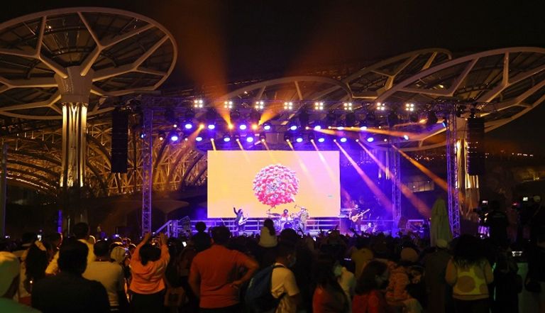 جانب من حفل فرقة "شارموفرز" في إكسبو دبي