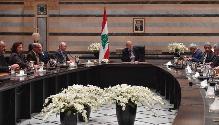 الحكومة اللبنانية تبحث القرارات القضائية بحق المصارف