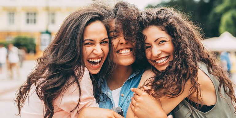 فتاة تشعر بالسعادة الغامرة