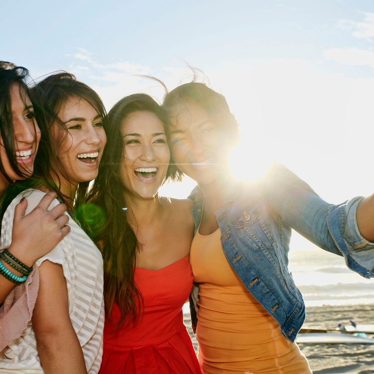 فتاة تشعر بالسعادة الغامرة