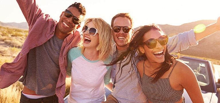 فتاة تشعر بالسعادة الغامرة