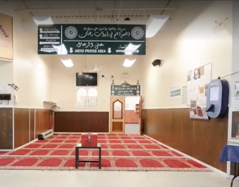 جانب من المسجد الذي تعرض للهجوم