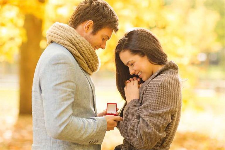 زوجان يقضيان وقتاً سعيداً- أرشيفية