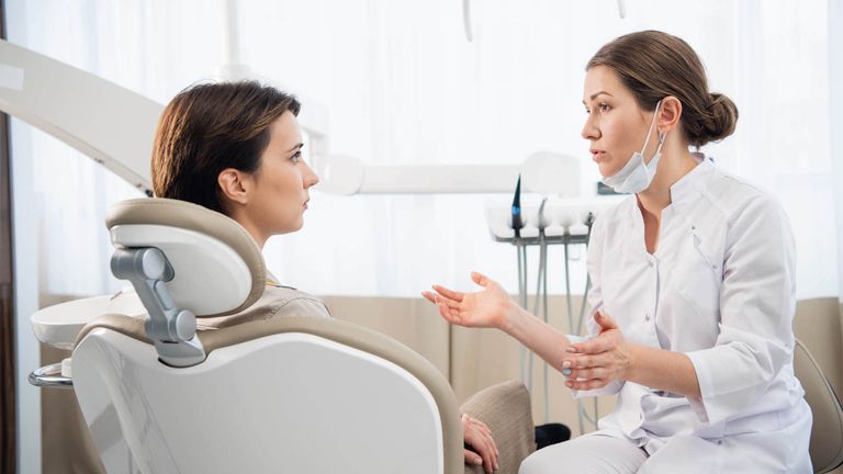 غسل الأسنان بعنف يؤدي إلى انحسار اللثة- أرشيفية