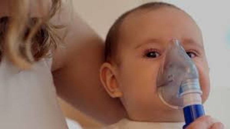 طبيب يفحص طفلا مريضا- تعبيرية