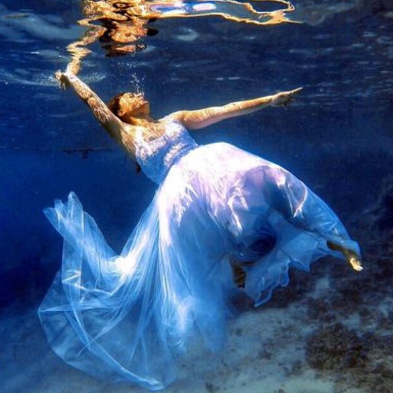 عرض أزياء تحت البحر