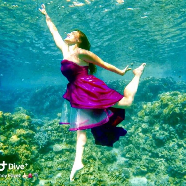 عرض أزياء تحت البحر