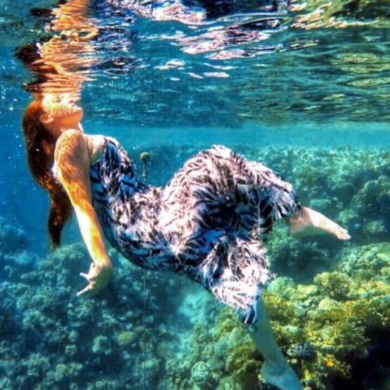 عرض أزياء تحت البحر