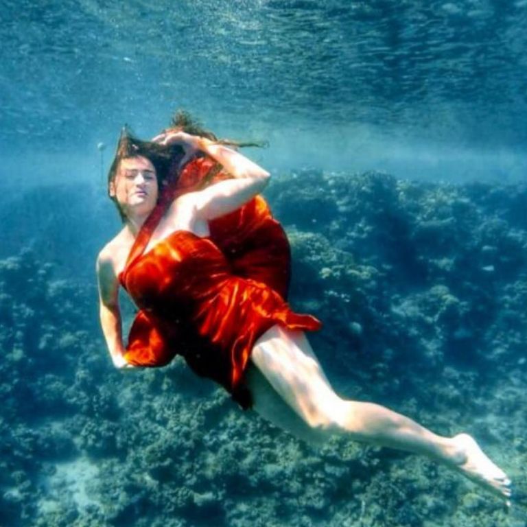 عرض أزياء تحت البحر